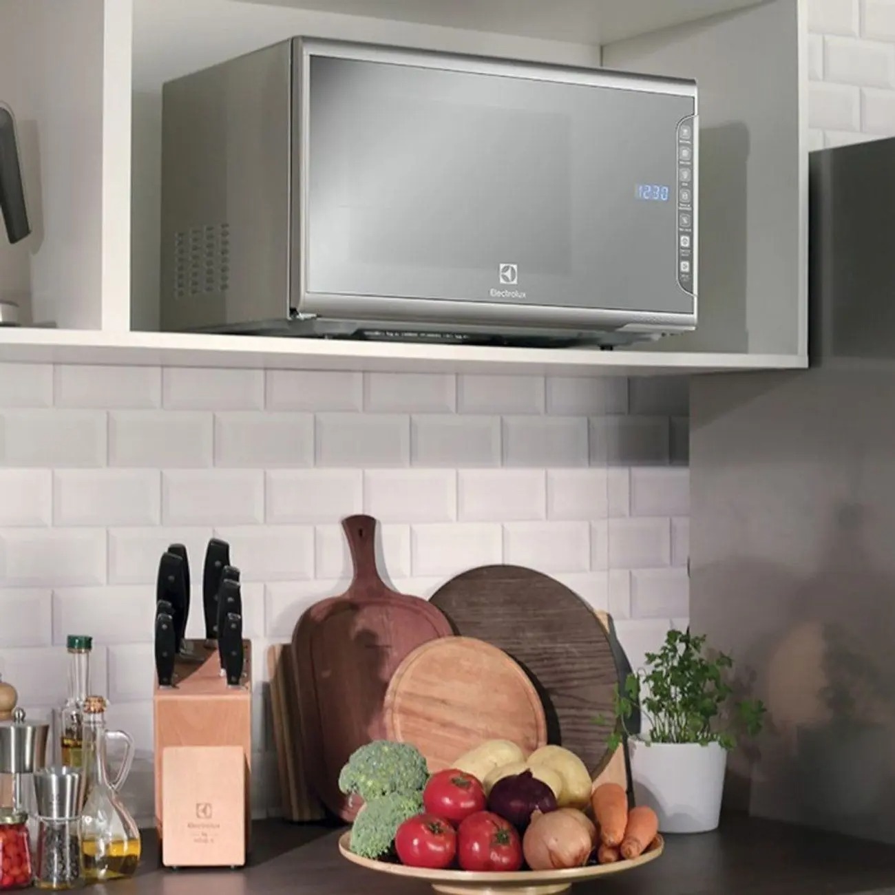 Micro-Ondas Electrolux Prata com Painel Integrado 31L (MI41S) 110/220V - Imagem 4